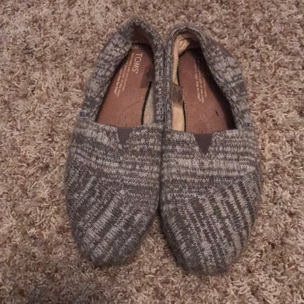 Women’s size 9 Toms.